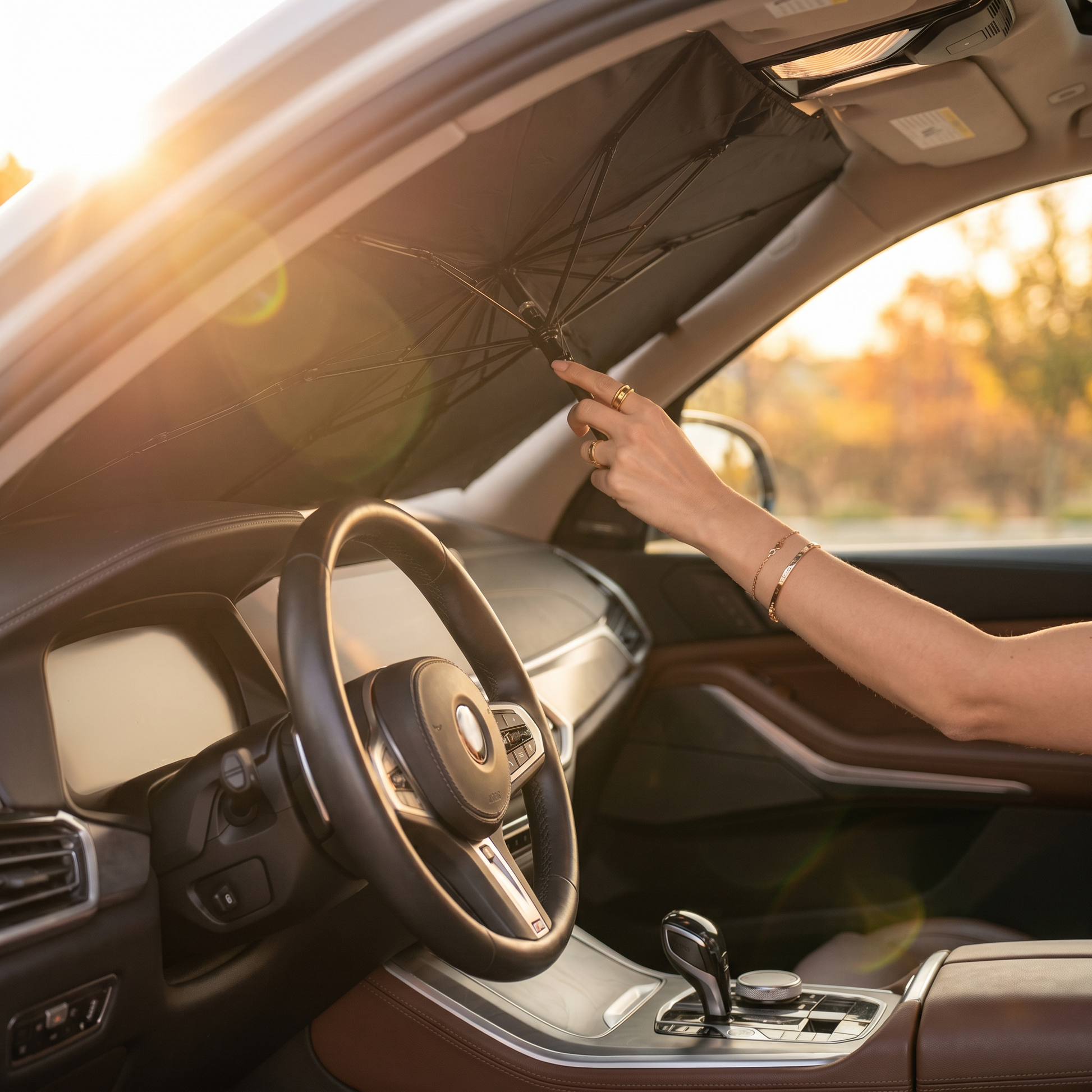 Femme ouvrant le pare-soleil parapluie dans un SUV au coucher du soleil